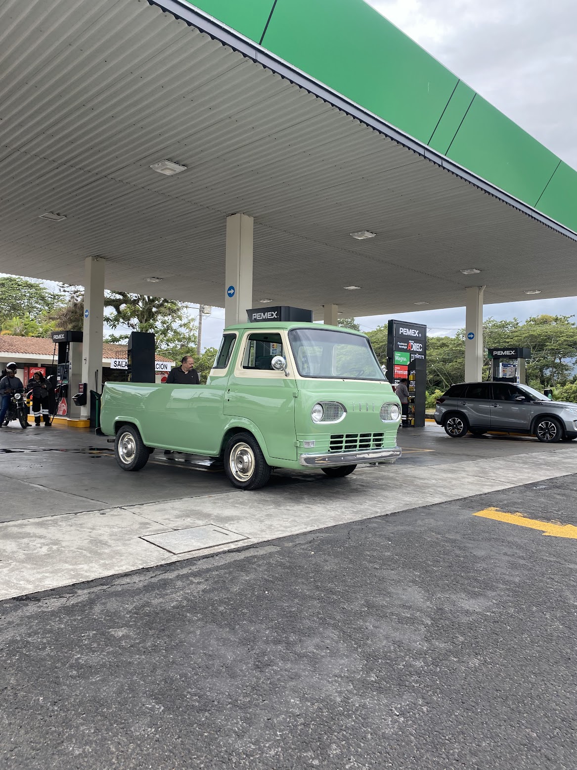 Ford Econoline restaurada, en la gasolinera