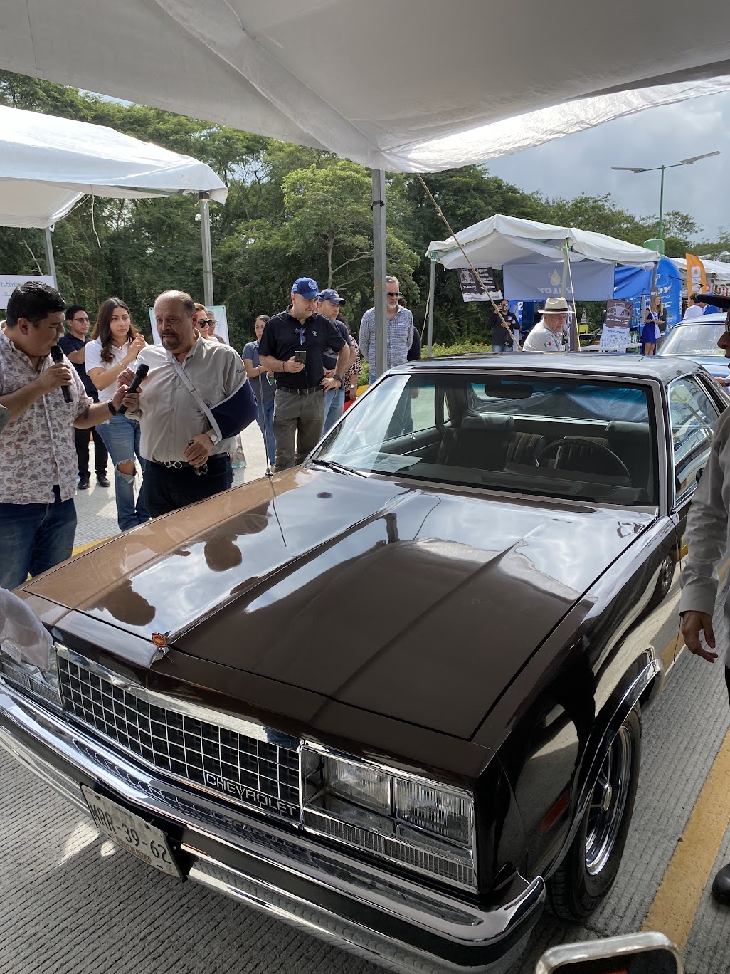 Chevrolet clásico terminado, en exhibición